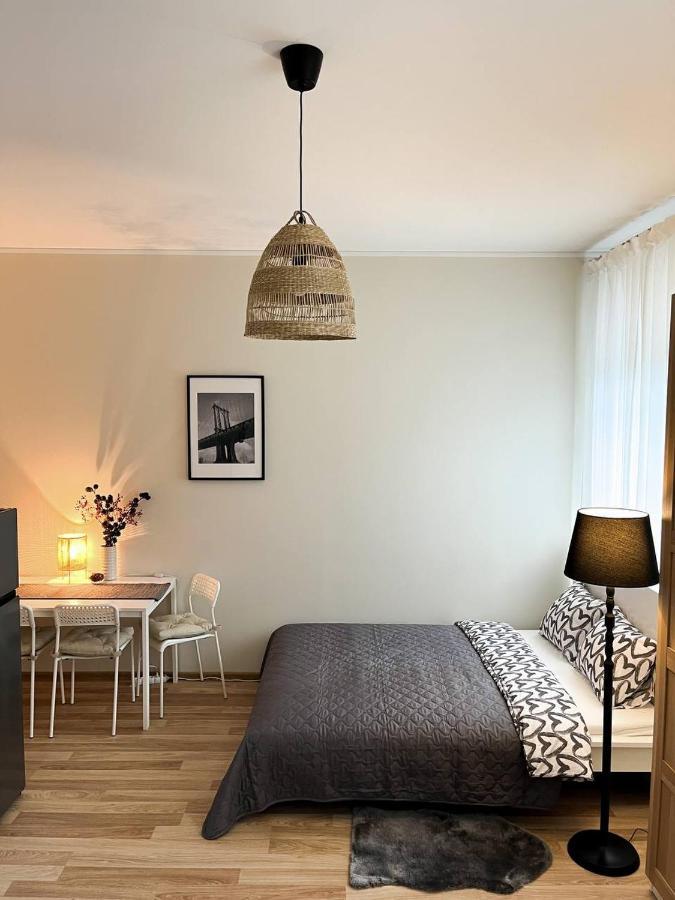 Bright Spacious In With Free Parking Apartment