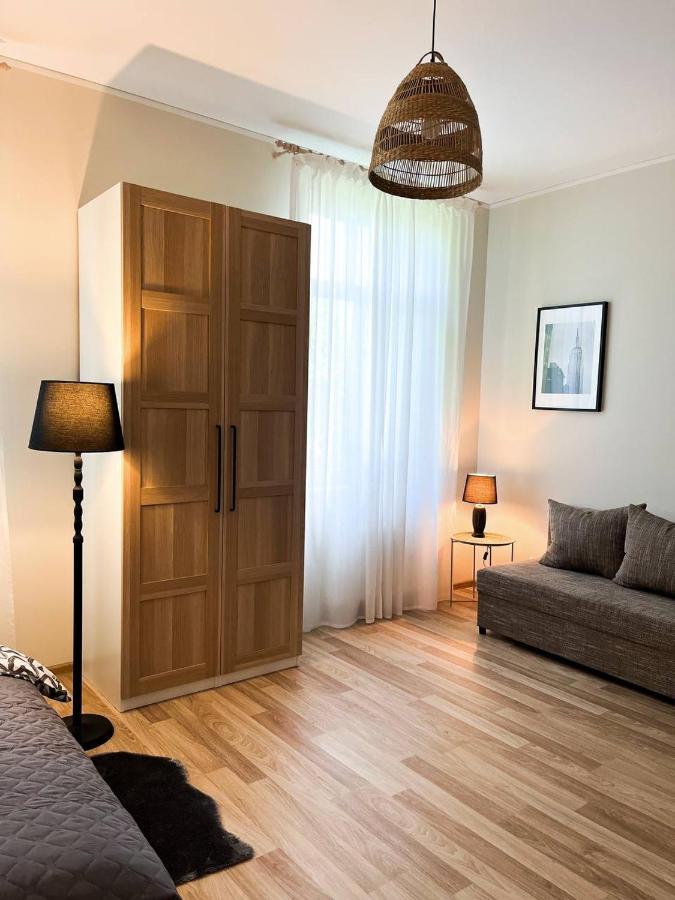 Bright Spacious In With Free Parking *