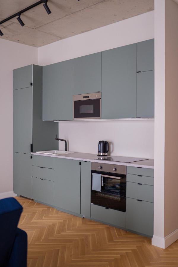 Spacious Brand New Modern In Old Town Apartment *