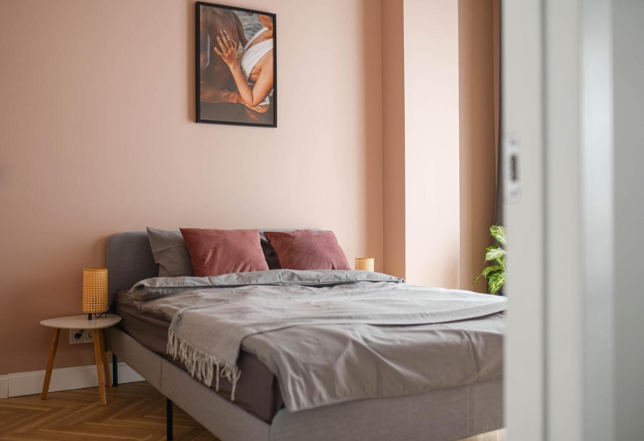 Spacious Brand New Modern In Old Town Apartment Riga