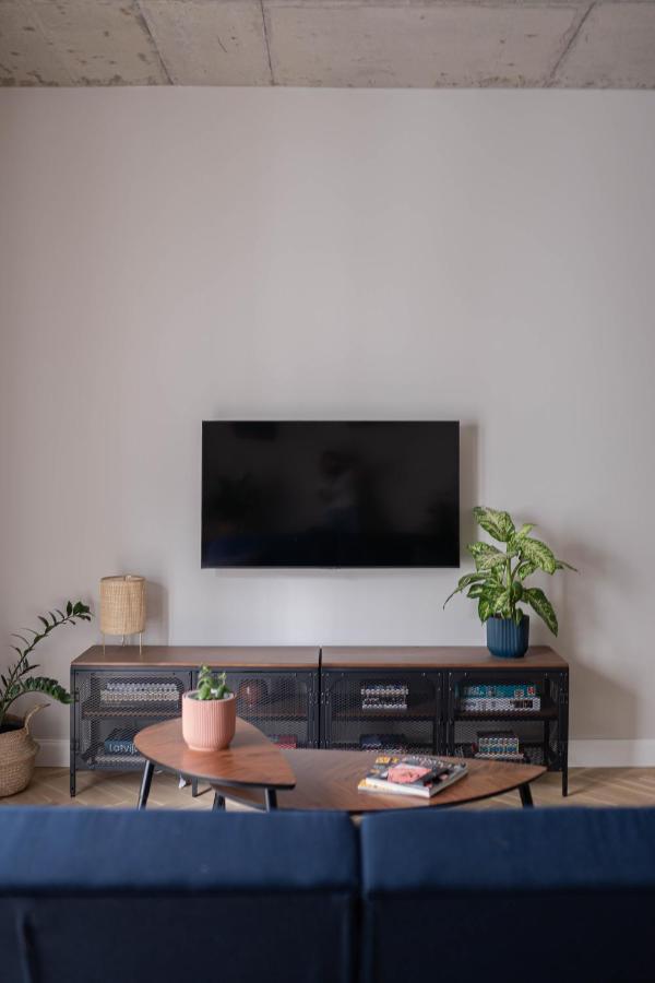 Spacious Brand New Modern In Old Town Apartment *