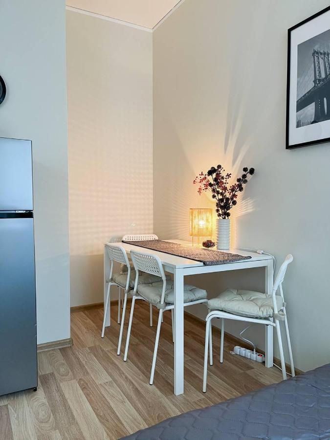 Bright Spacious In With Free Parking Apartment *