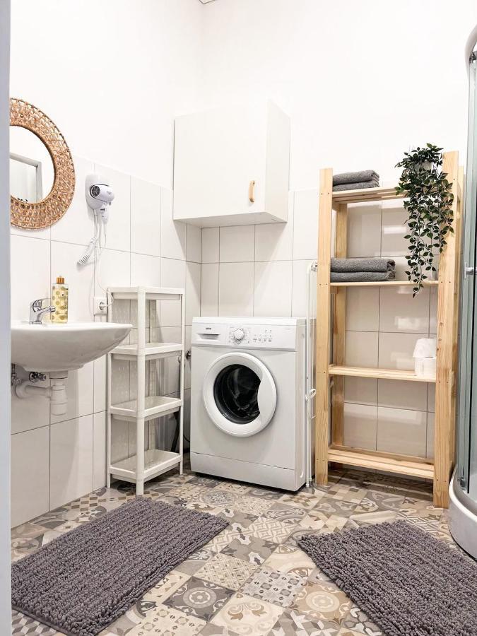 Bright Spacious In With Free Parking Apartment