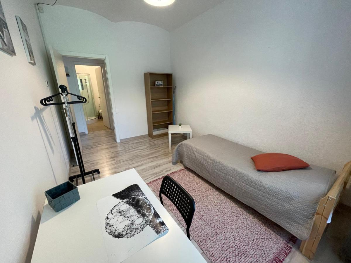 Triada Near The Park And River Daugava Apartamento *