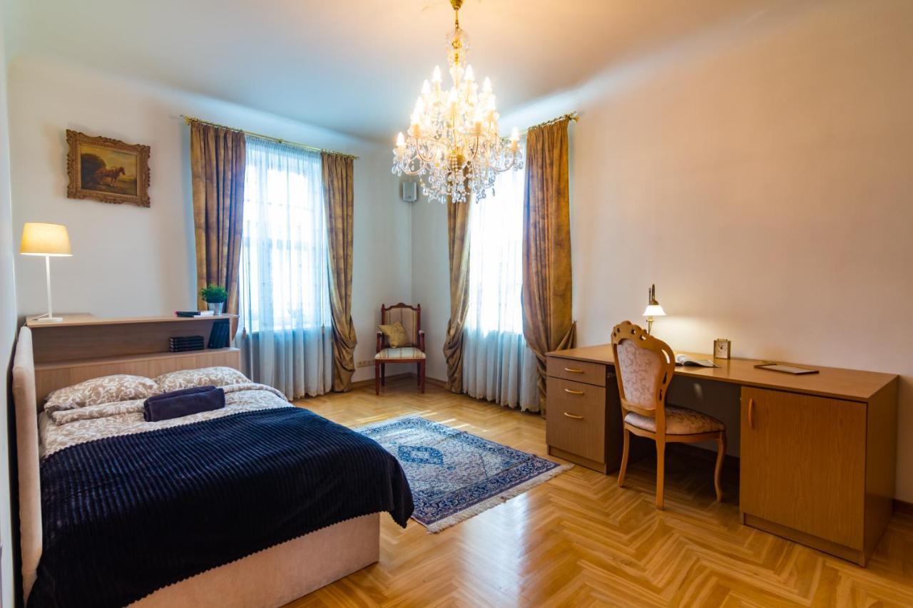 Apartment Classic Style In The Center Of *