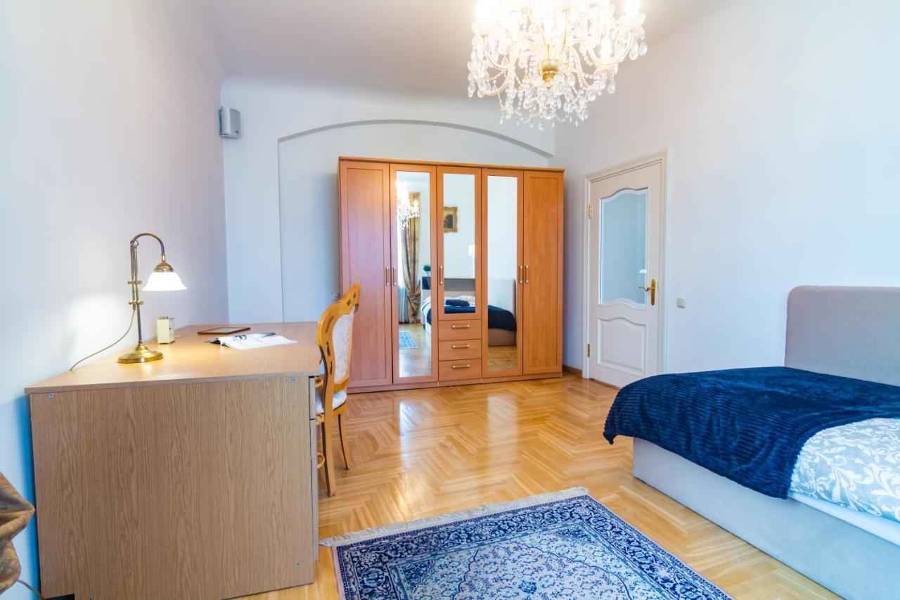Apartment Classic Style In The Center Of *