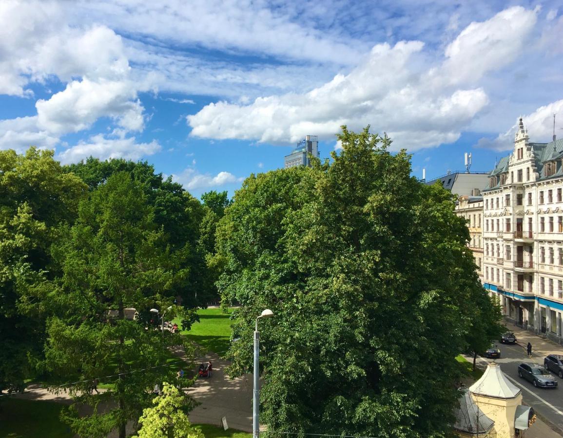 Centrally Located Overlooking Vermanes Park Apartment *
