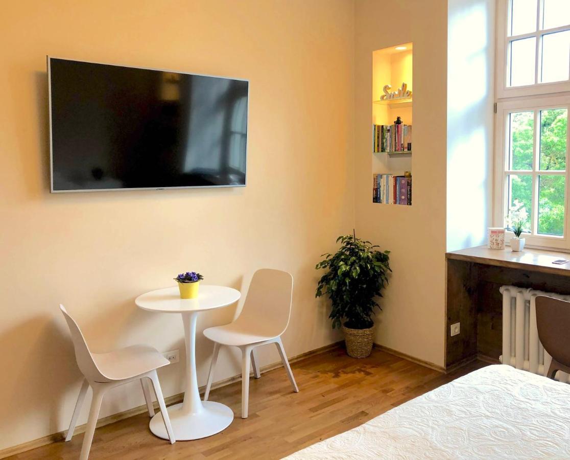 Centrally Located Overlooking Vermanes Park Apartment