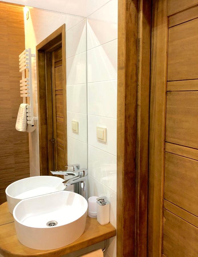 Apartment Centrally Located Overlooking Vermanes Park Riga