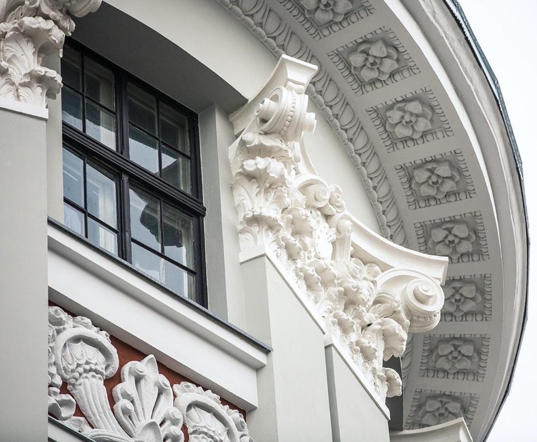 Centrally Located Overlooking Vermanes Park * Riga