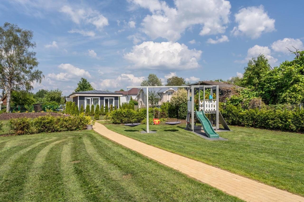 Vakantiehuis Family Garden House With Free Private Parking & Playground Riga
