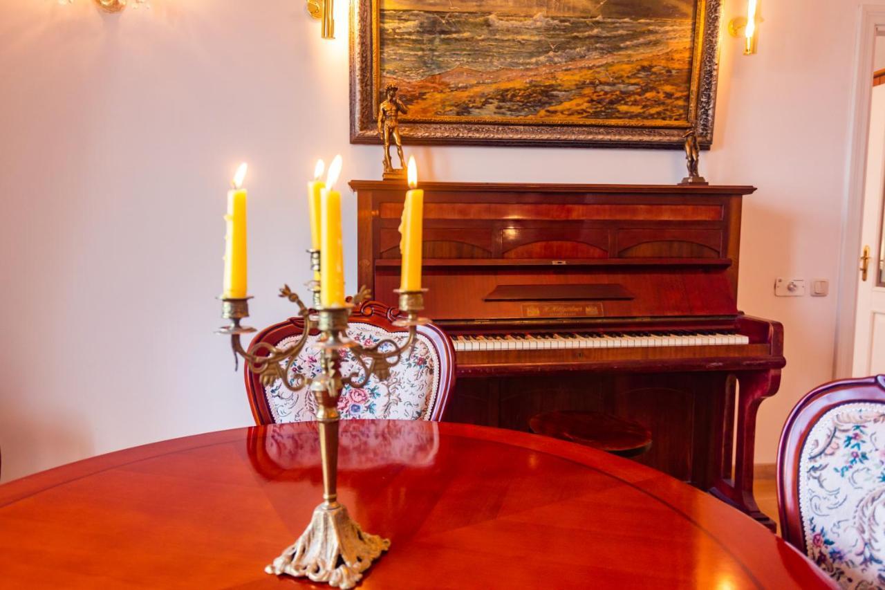 Classic Style In The Center Of Apartment Riga