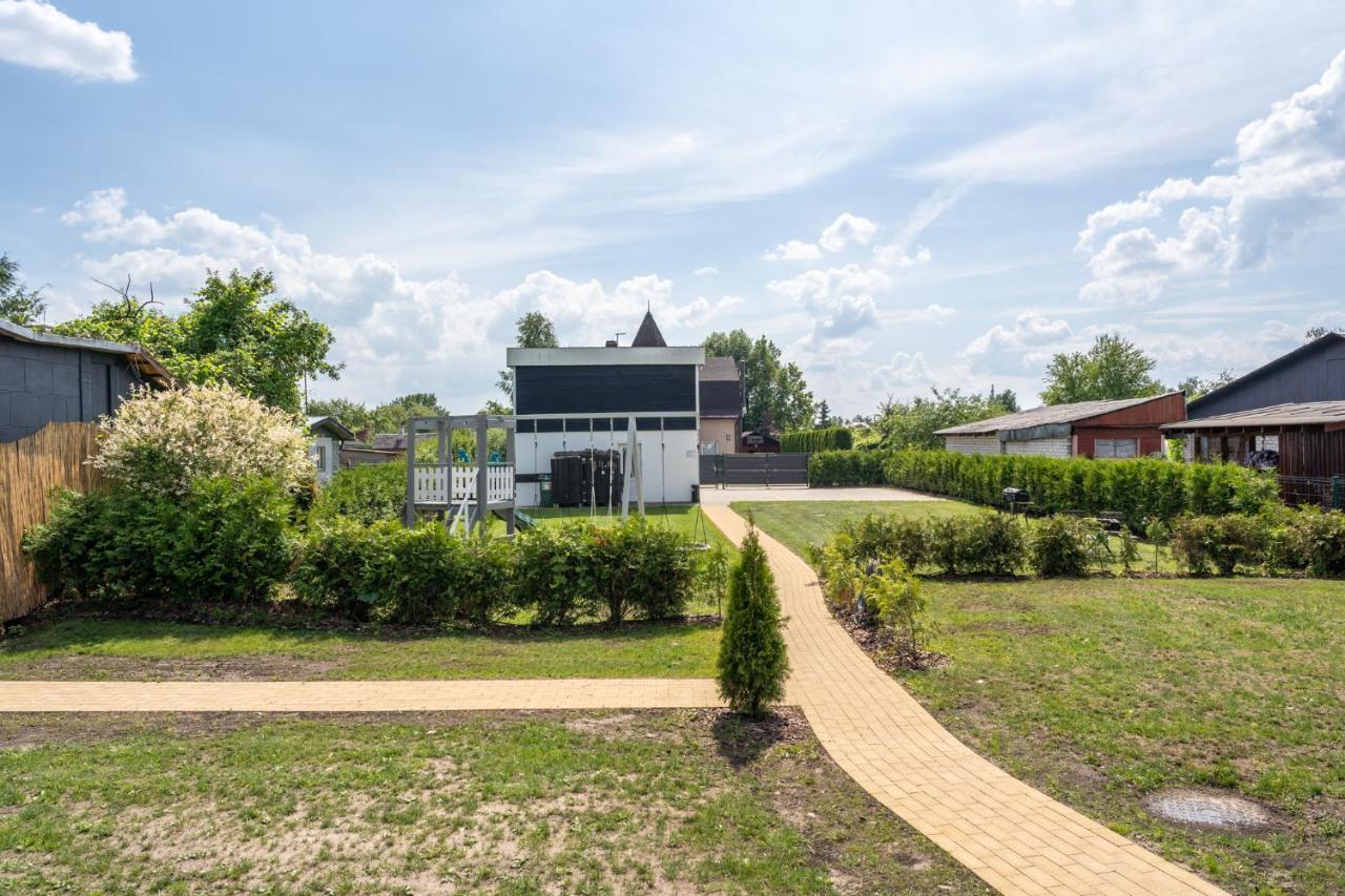 Family Garden House With Free Private Parking & Playground Holiday home *