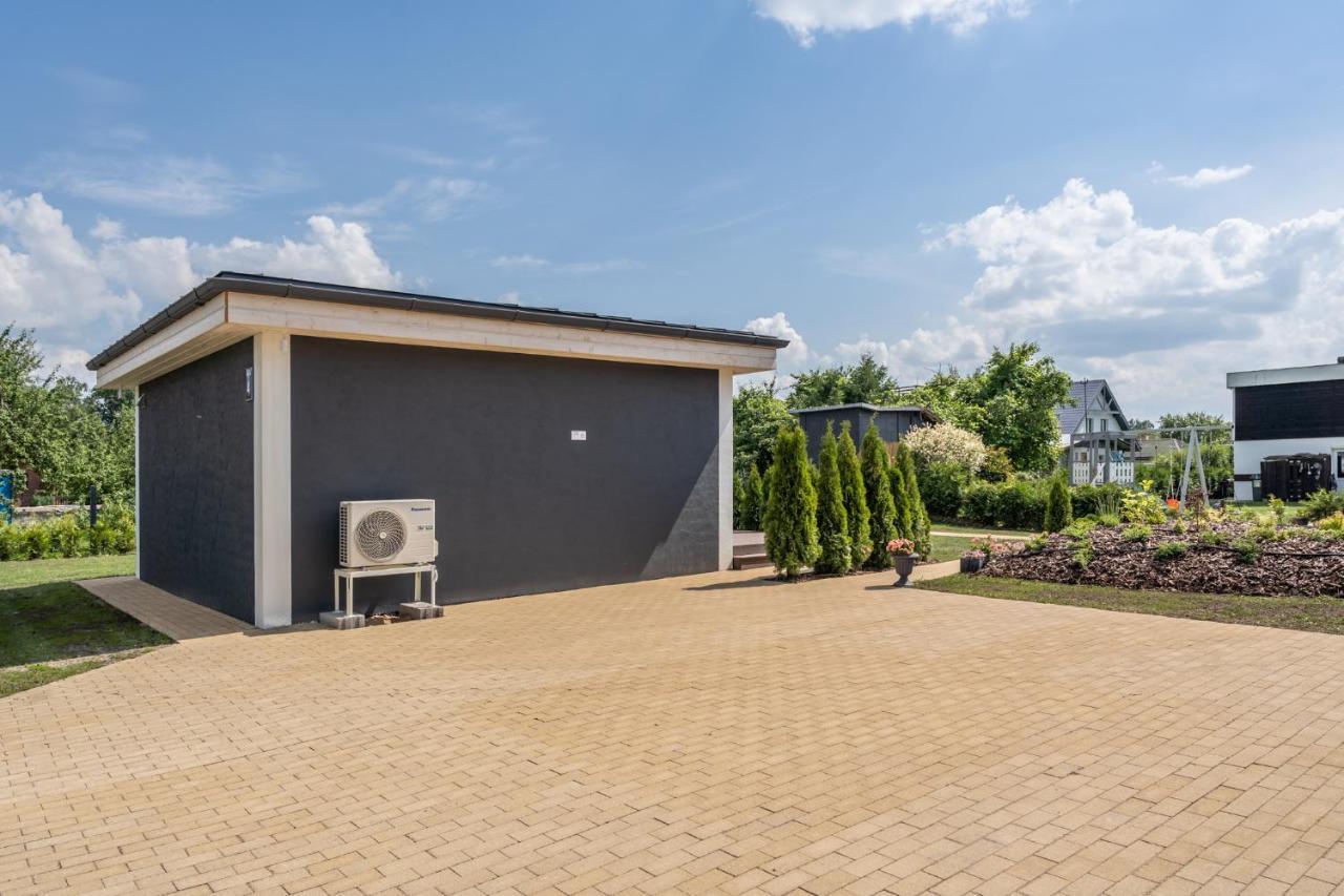 Family Garden House With Free Private Parking & Playground *