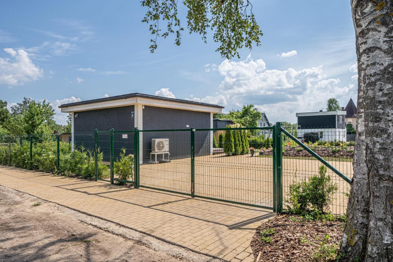 Family Garden House With Free Private Parking & Playground *