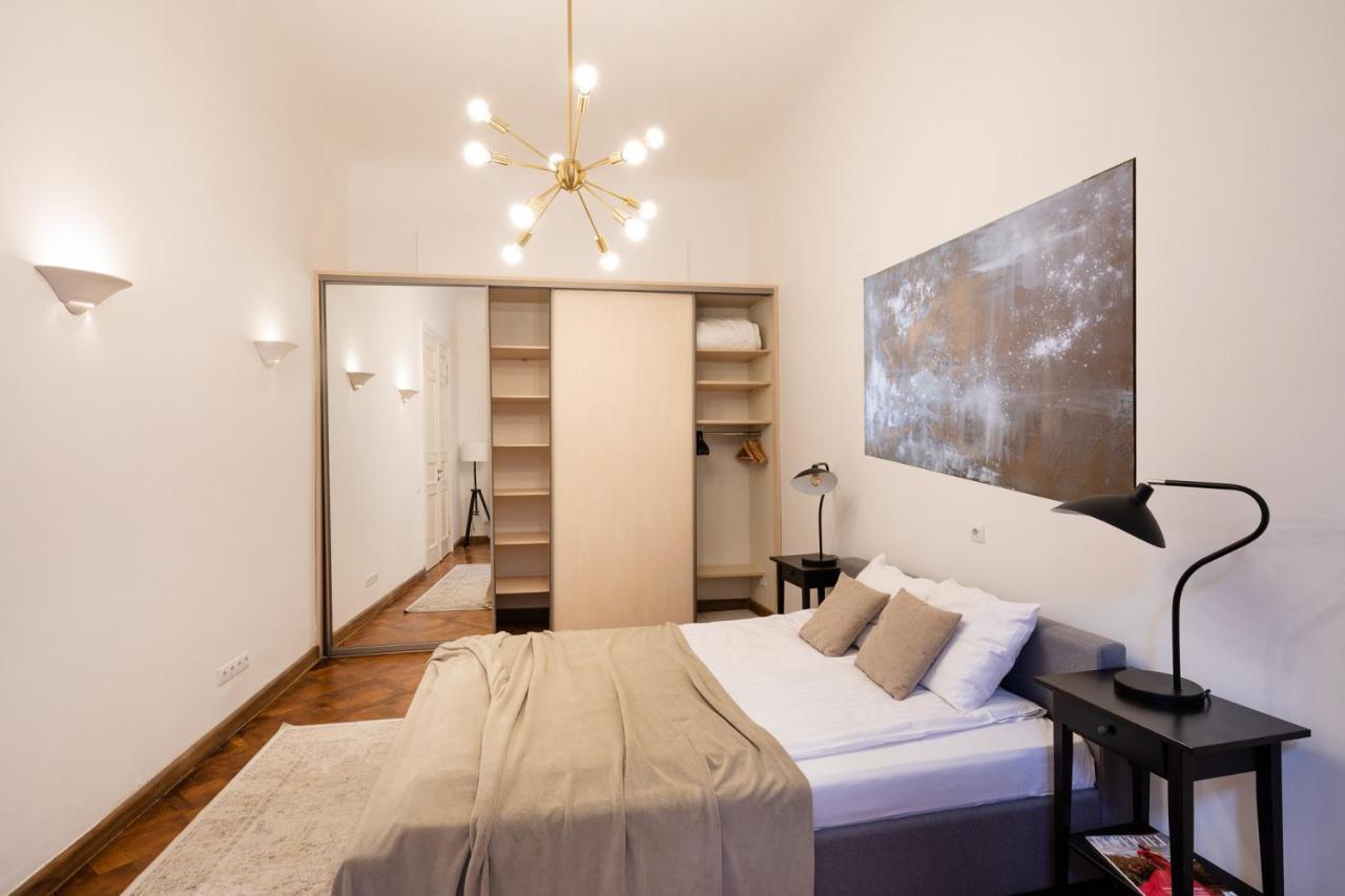 Old Modern And Spacious 2 Bedroom