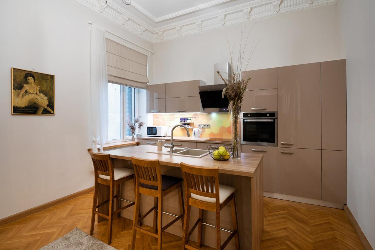 Old Modern And Spacious 2 Bedroom *