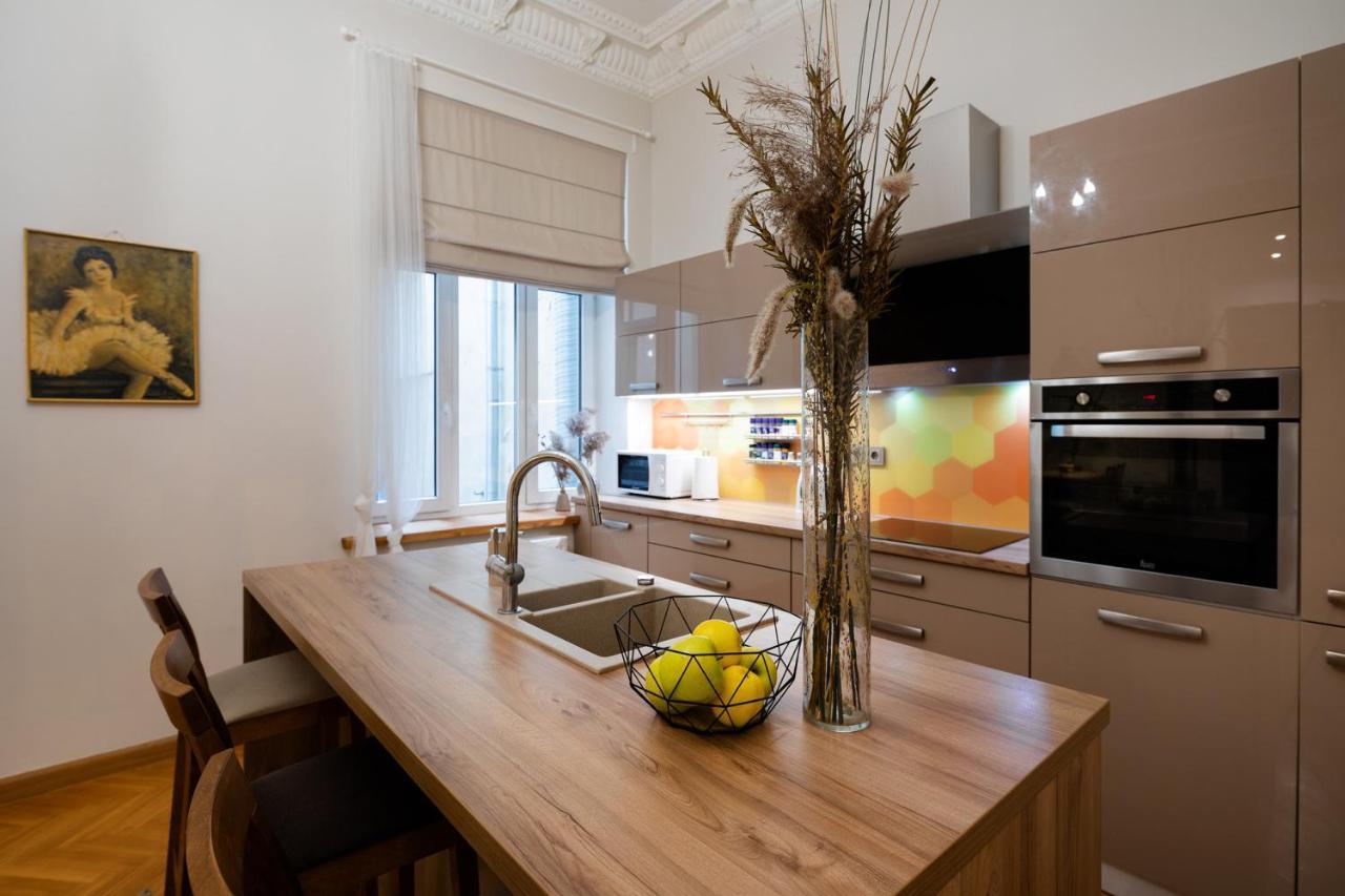 Old Modern And Spacious 2 Bedroom Riika