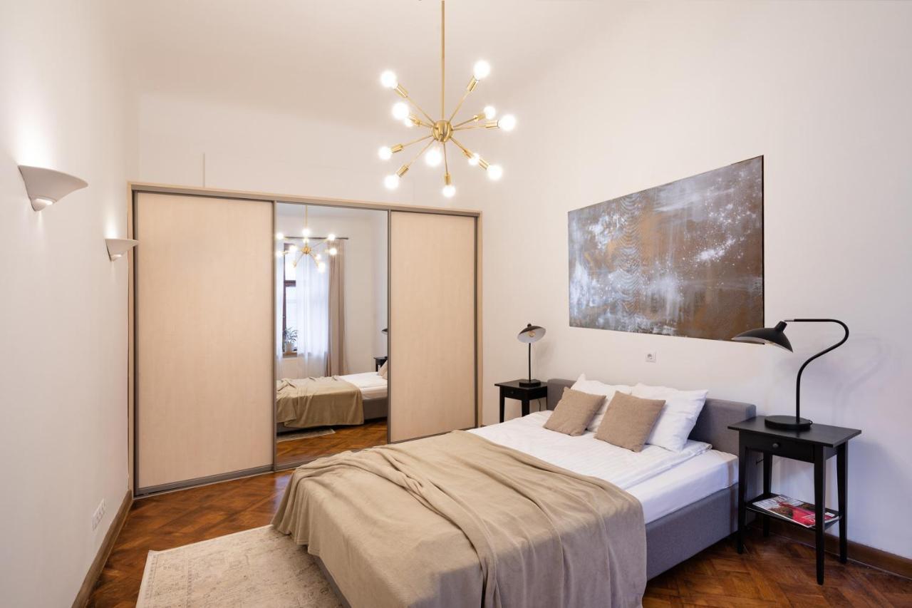 Huoneisto Old Modern And Spacious 2 Bedroom