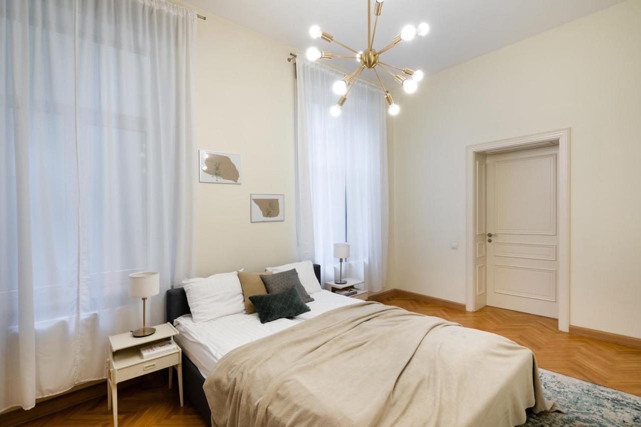 Old Modern And Spacious 2 Bedroom *
