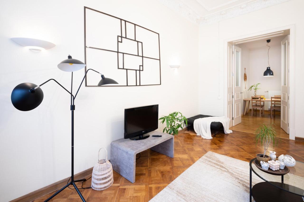Old Modern And Spacious 2 Bedroom Riika