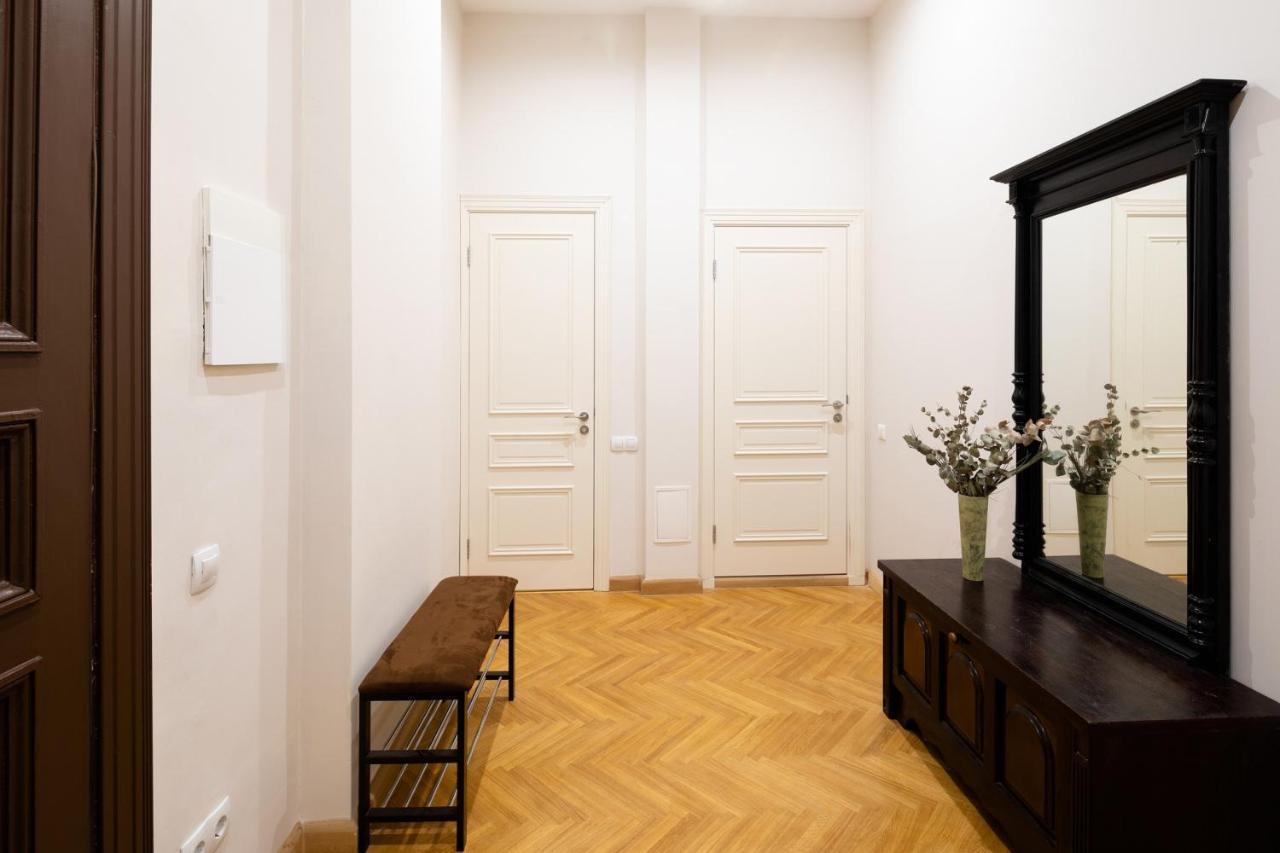 Old Modern And Spacious 2 Bedroom Riika