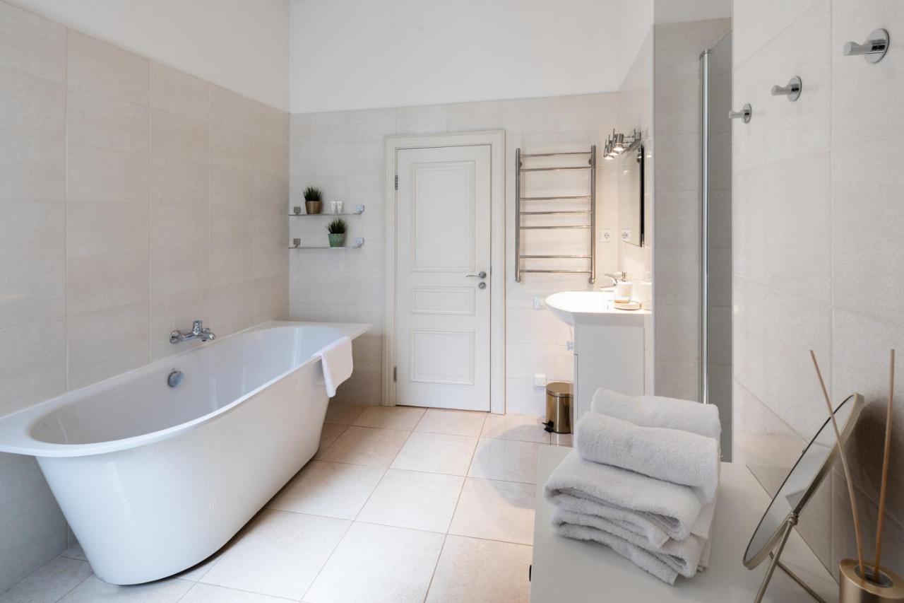Old Modern And Spacious 2 Bedroom *