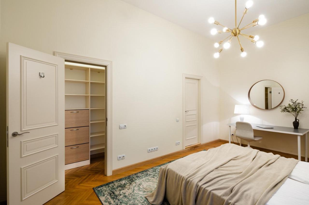 Old Modern And Spacious 2 Bedroom Huoneisto
