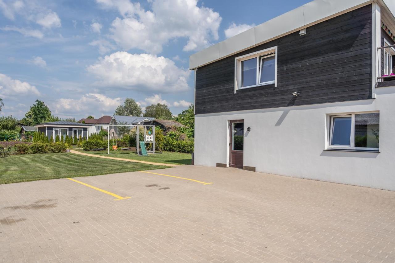Family Garden With Free Private Parking & Playground Dzīvoklis
