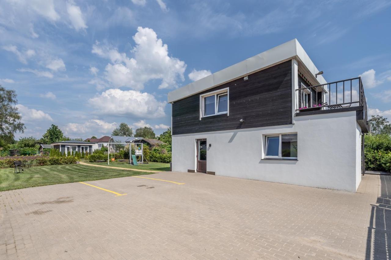 Family Garden With Free Private Parking & Playground Dzīvoklis Riga