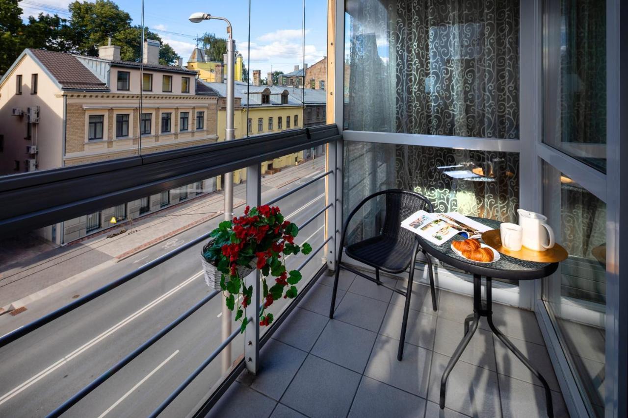 Huoneisto Ziedondarza Park One Bedroom With Balcony Riika