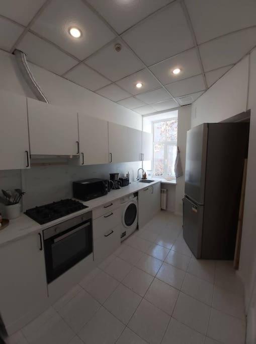 Spacious, 3-bedroom In Apartment *