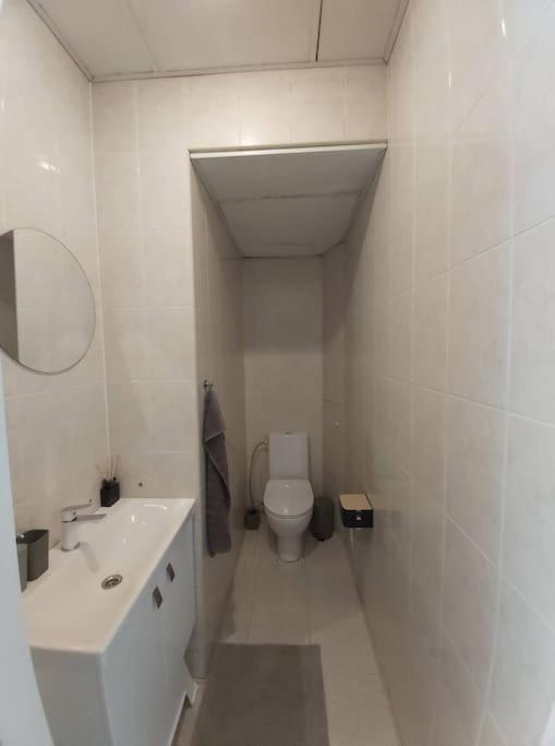 Spacious, 3-bedroom In Apartment *