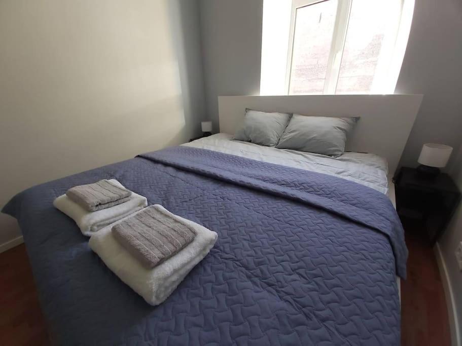 Spacious, 3-bedroom In Apartment *