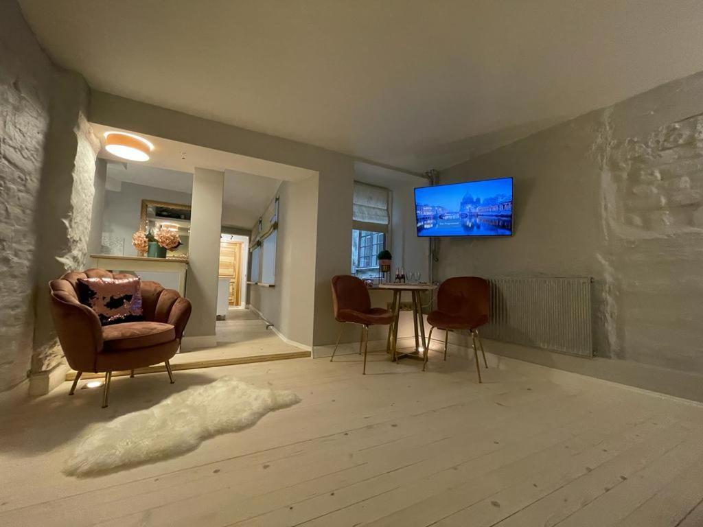 Budget Apartment In Old City Apartment *