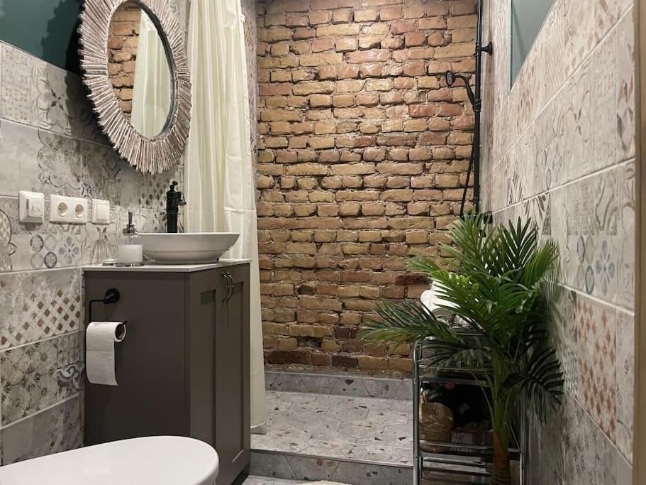 Elegant 1br/ba In Center W Free Parking *