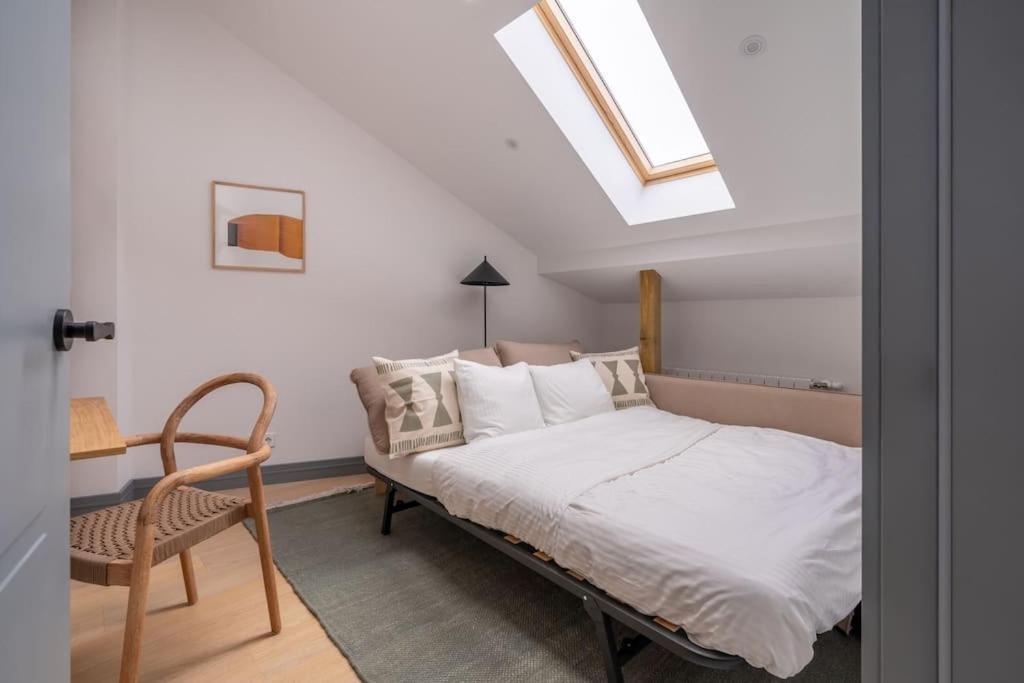 Bright Designer Mansard In City Centre Apartment