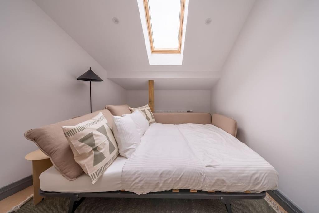 Bright Designer Mansard In City Centre Apartment *