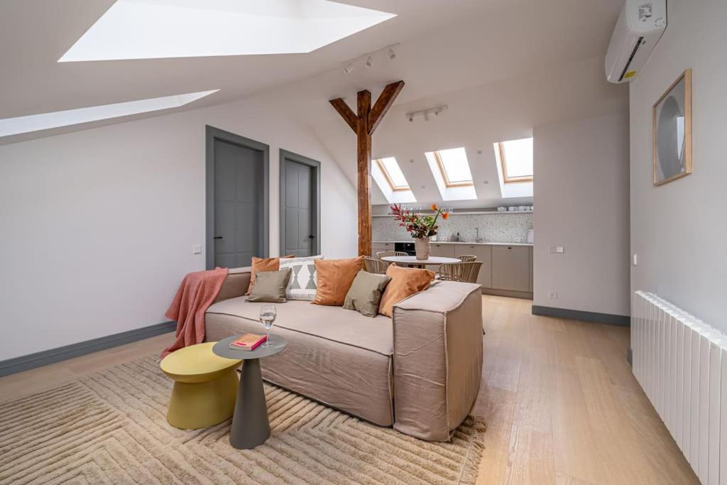 Apartment Bright Designer Mansard In City Centre Riga