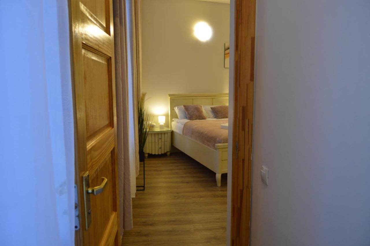 Apartment Romantic Apt-great Location- Center-free Parking-self Check-in- Old Town 20 Min Riga