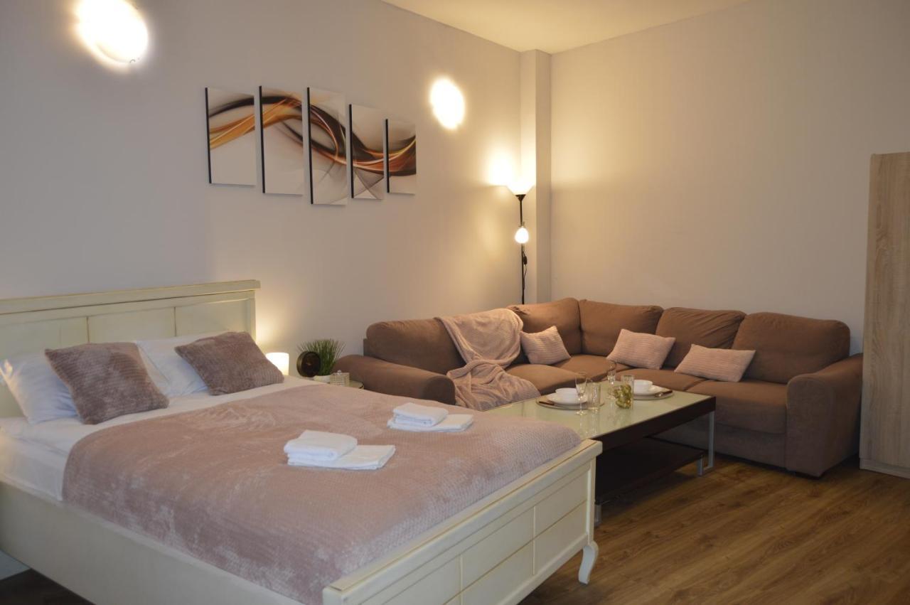 Apartment Romantic Apt-great Location- Center-free Parking-self Check-in- Old Town 20 Min Riga