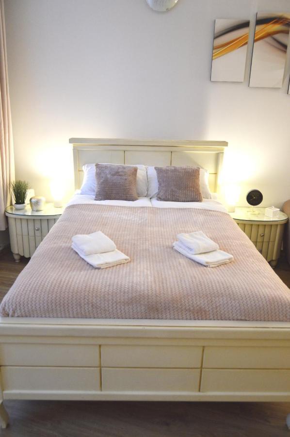 Romantic Apt-great Location- Center-free Parking-self Check-in- Old Town 20 Min