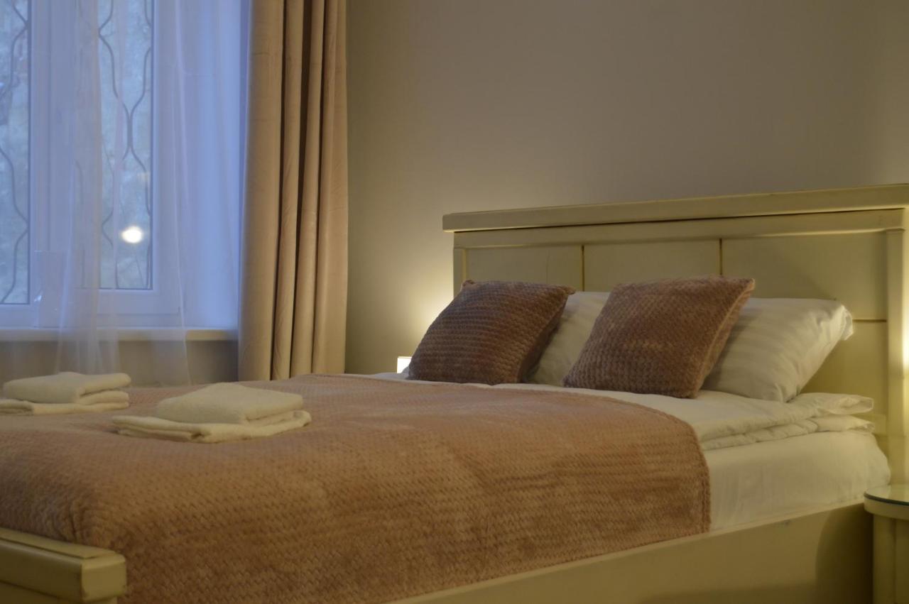 Romantic Apt-great Location- Center-free Parking-self Check-in- Old Town 20 Min