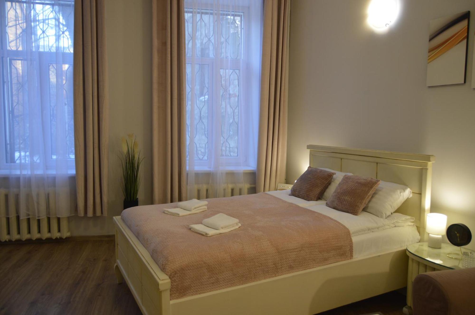 Romantic Apt-great Location- Center-free Parking-self Check-in- Old Town 20 Min