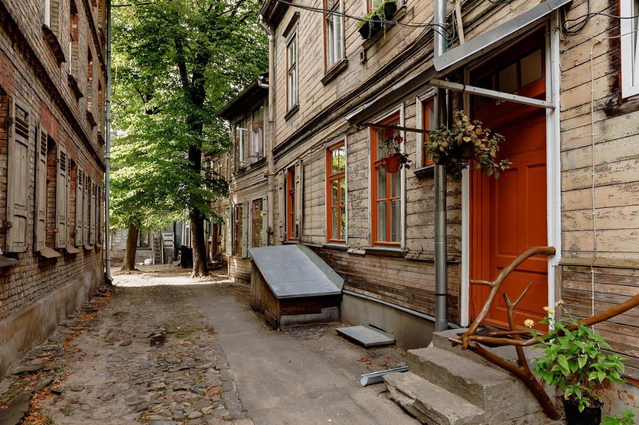 Vintage 1br In Quiet Center Of *