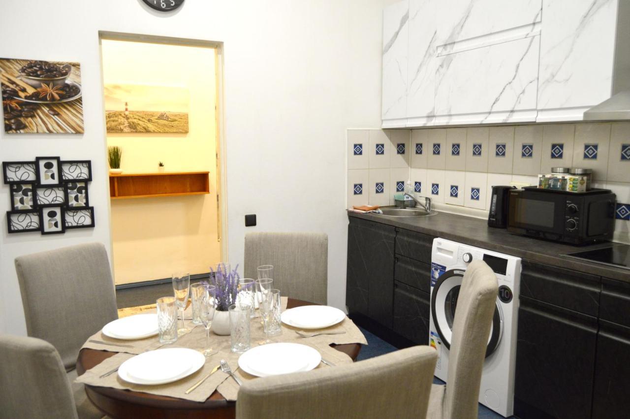 Center Two With One Bedroom, Up To 5 Guests, Self Check-in, Free Parking