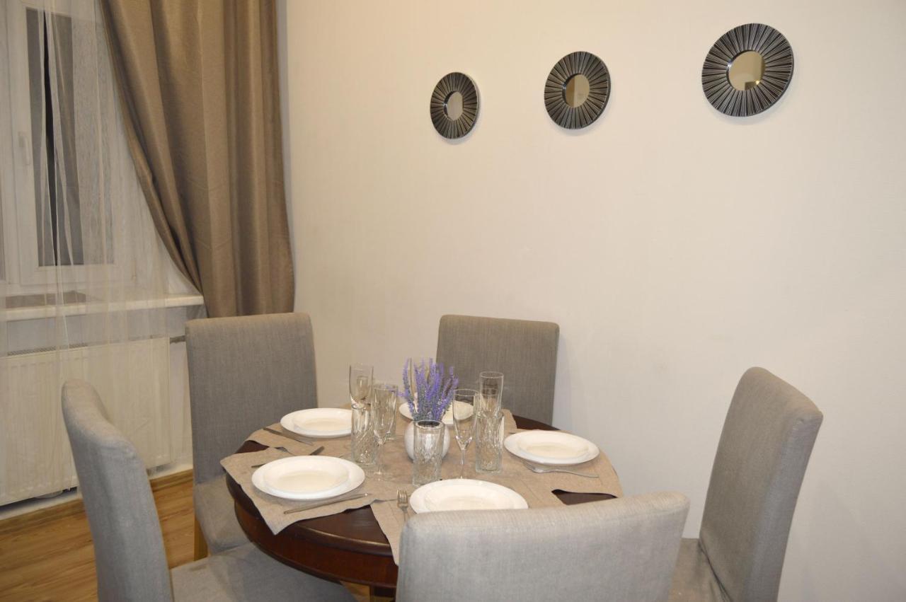 Center Two With One Bedroom, Up To 5 Guests, Self Check-in, Free Parking