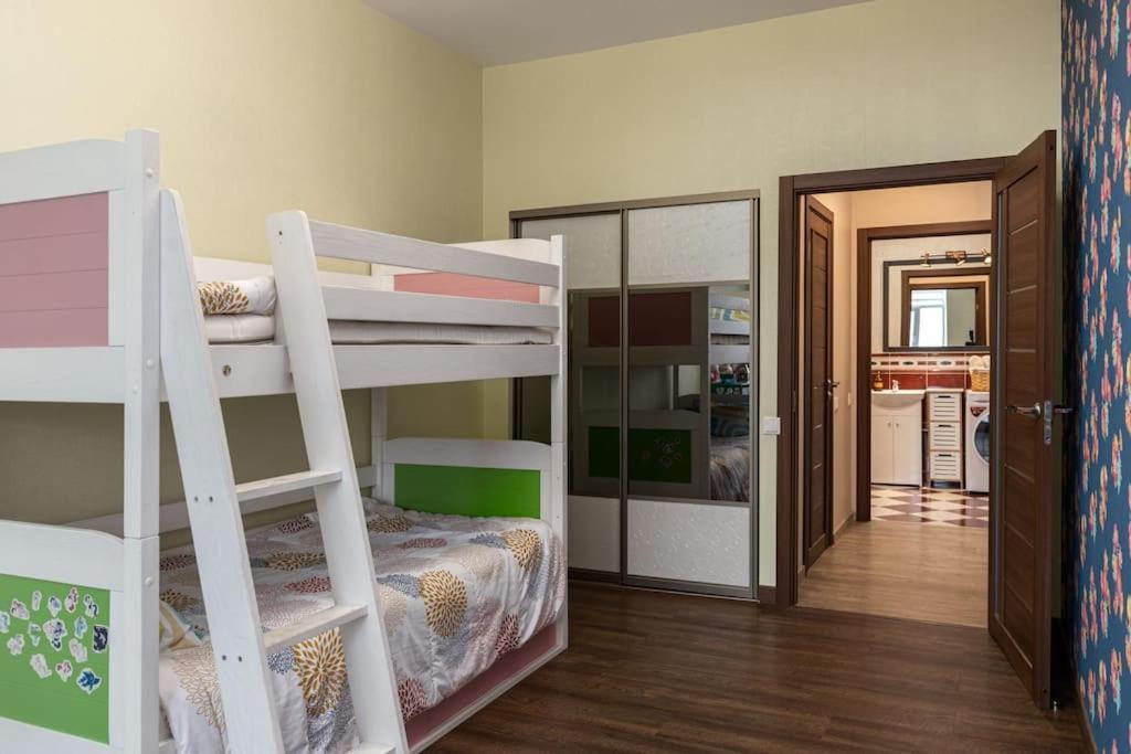Apartment Lovely 2-bdrm Ideal For Couples And Family With Children, Free Parking On Premises *