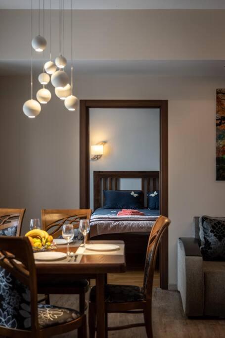 Lovely 2-bdrm Ideal For Couples And Family With Children, Free Parking On Premises Appartement *