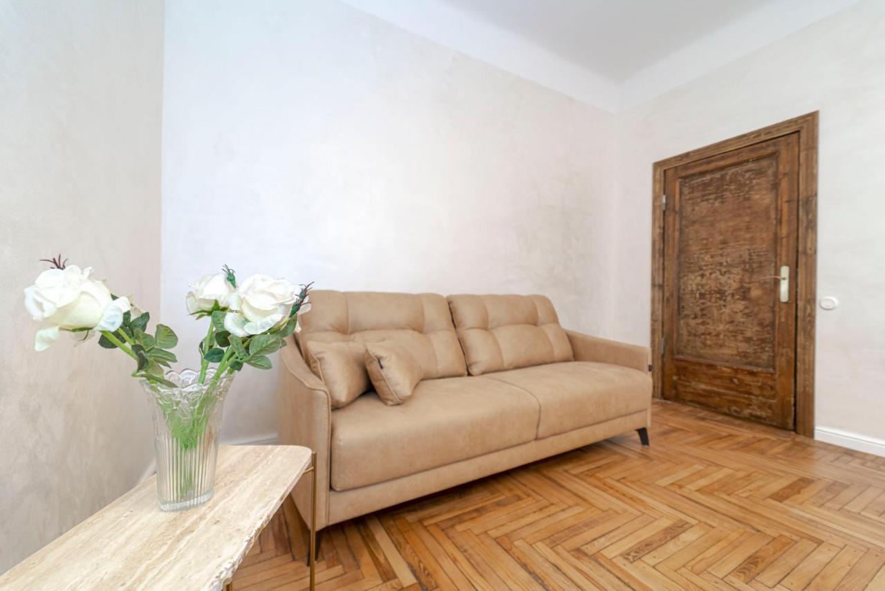 G11 Old Apartment *